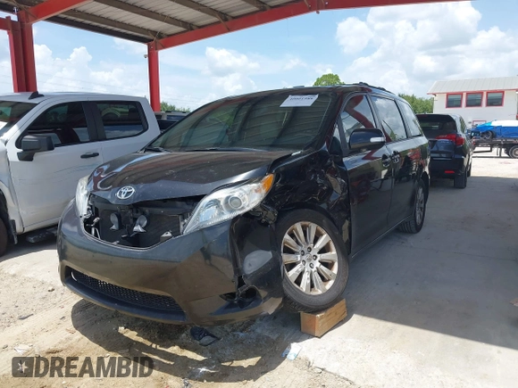 2014 Toyota Sienna XLE z VIN 5TDYK3DC2ES423847, wystawiony jako IAAI lot #40001988 z przebiegiem 130 731 mil mil oraz . Historia ofert i sprzedaży dostępna na DreamBid. Obrazek 2.