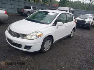 2008 Nissan Versa S z VIN 3N1BC13E08L413373, wystawiony jako IAAI lot #42475450 z przebiegiem 150 955 mil mil oraz . Historia ofert i sprzedaży dostępna na DreamBid. Obrazek 2.