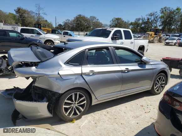 2025 Volkswagen Jetta SE with VIN 3VWEX7BU9SM022098, listed as a Copart auction lot 48792045 with 6,070 mi miles and Salvage Title. Bid and sale history available at carsss.com. Image 3.