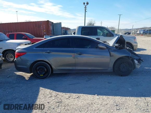 2013 Hyundai Sonata GLS z VIN 5NPEB4AC1DH582330, wystawiony jako IAAI lot #41400453 z przebiegiem Nie podano mil oraz . Historia ofert i sprzedaży dostępna na DreamBid. Obrazek 14.