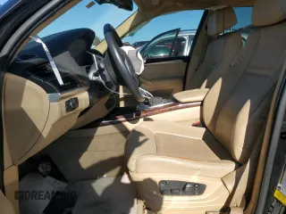 2013 BMW X5 xDrive35i z VIN 5UXZV4C53D0B24617, wystawiony jako Copart lot #48004515 z przebiegiem Nie podano mil oraz Szkody całkowita. Historia ofert i sprzedaży dostępna na DreamBid. Obrazek 7.