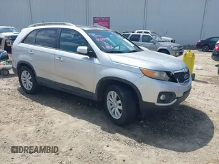 2011 Kia Sorento EX z VIN 5XYKU4A23BG052093, wystawiony jako IAAI lot #42292423 z przebiegiem 195 482 mil mil oraz . Historia ofert i sprzedaży dostępna na DreamBid. Obrazek 1.