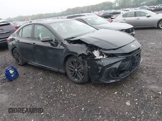 2025 Toyota Camry LE z VIN 4T1DBADK7SU513802, wystawiony jako IAAI lot #42259217 z przebiegiem 27 379 mil mil oraz . Historia ofert i sprzedaży dostępna na DreamBid. Obrazek 1.