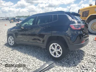 2024 Jeep Compass Latitude z VIN 3C4NJDBNXRT133089, wystawiony jako Copart lot #56872625 z przebiegiem 25 282 mil mil oraz Nie do naprawy • Non repairable. Historia ofert i sprzedaży dostępna na DreamBid. Obrazek 2.
