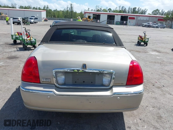 2004 Lincoln Town Car Signature z VIN 1LNHM81W24Y657023, wystawiony jako IAAI lot #41968973 z przebiegiem 112 308 mil mil oraz . Historia ofert i sprzedaży dostępna na DreamBid. Obrazek 17.