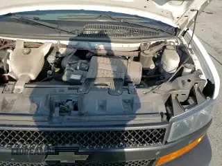 2018 Chevrolet Express Cargo z VIN 1GCWGBFG7J1343714, wystawiony jako Copart lot #47981295 z przebiegiem 80 621 mil mil oraz Szkoda całkowita • Salvage title. Historia ofert i sprzedaży dostępna na DreamBid. Obrazek 13.