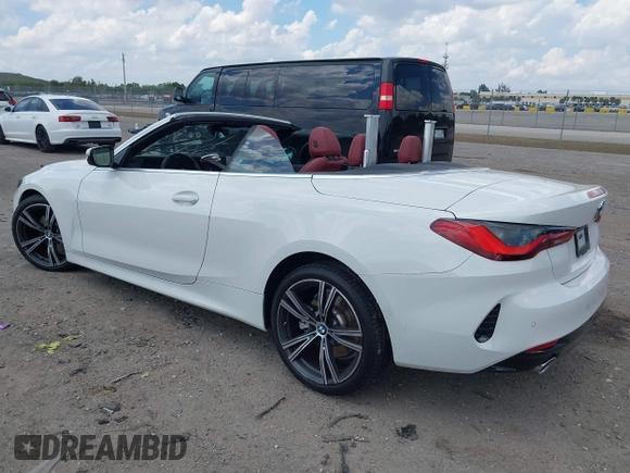 2024 BMW 4 Series 430i z VIN WBA23AT05RCP25894, wystawiony jako IAAI lot #41895019 z przebiegiem 7362 mil mil oraz . Historia ofert i sprzedaży dostępna na DreamBid. Obrazek 3.