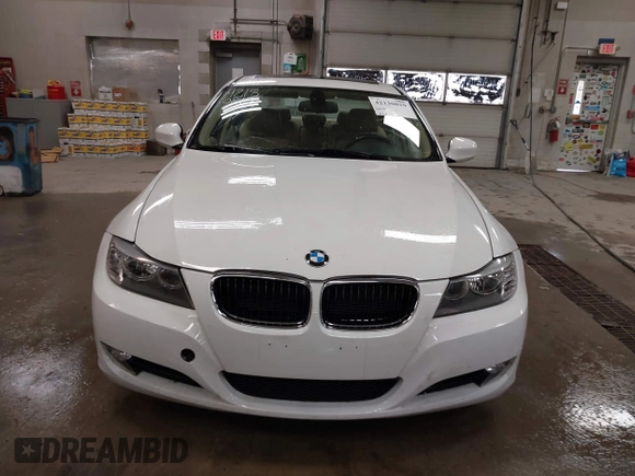 2011 BMW 3 Series 328i z VIN WBAPH5G57BNM82328, wystawiony jako IAAI lot #42130819 z przebiegiem 117 047 mil mil oraz . Historia ofert i sprzedaży dostępna na DreamBid. Obrazek 12.