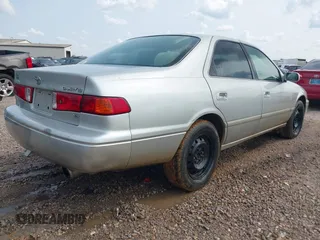 2001 Toyota Camry LE z VIN 4T1BF28K21U126925, wystawiony jako IAAI lot #42401694 z przebiegiem 237 112 mil mil oraz . Historia ofert i sprzedaży dostępna na DreamBid. Obrazek 4.