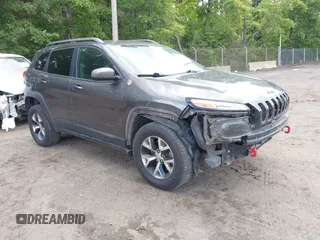 2015 Jeep Cherokee Trailhawk z VIN 1C4PJMBS9FW545332, wystawiony jako IAAI lot #42322937 z przebiegiem 179 508 mil mil oraz . Historia ofert i sprzedaży dostępna na DreamBid. Obrazek 1.