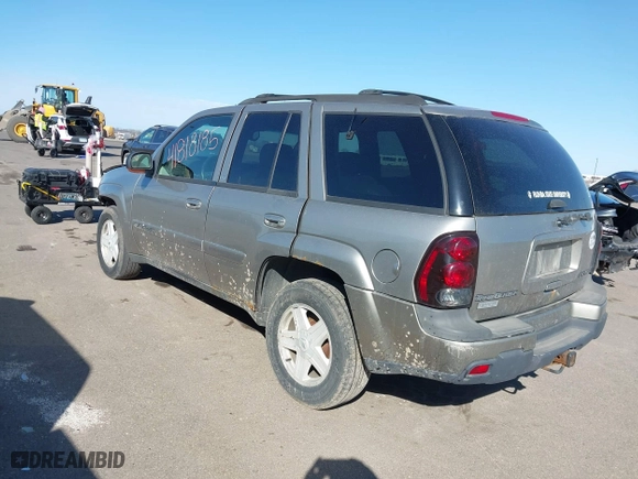 2002 Chevrolet TrailBlazer LS with VIN 1GNDT13S122439749, listed as a IAAI auction lot 41818185 with 165,588 mi miles. Bid and sale history available at carsss.com. Image 3.