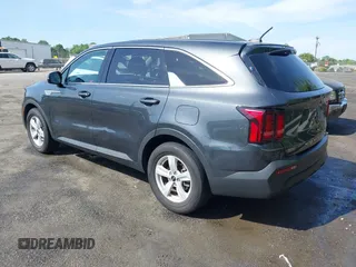 2021 Kia Sorento LX z VIN 5XYRG4LC5MG051378, wystawiony jako IAAI lot #42074038 z przebiegiem 101 678 mil mil oraz . Historia ofert i sprzedaży dostępna na DreamBid. Obrazek 3.
