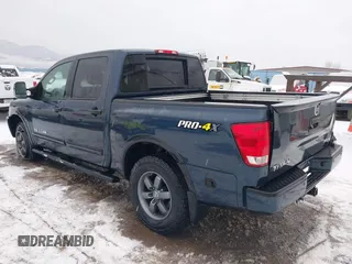 2015 Nissan Titan SV z VIN 1N6AA0ECXFN507260, wystawiony jako IAAI lot #41203612 z przebiegiem 103 000 mil mil oraz . Historia ofert i sprzedaży dostępna na DreamBid. Obrazek 3.