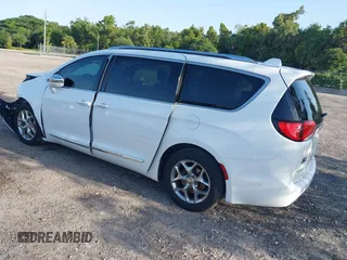 2017 Chrysler Pacifica Limited z VIN 2C4RC1GG9HR514681, wystawiony jako IAAI lot #42268035 z przebiegiem 153 319 mil mil oraz . Historia ofert i sprzedaży dostępna na DreamBid. Obrazek 3.