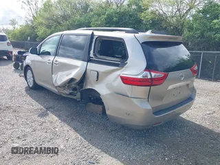 2015 Toyota Sienna XLE z VIN 5TDYK3DC6FS632493, wystawiony jako IAAI lot #42176411 z przebiegiem 172 929 mil mil oraz . Historia ofert i sprzedaży dostępna na DreamBid. Obrazek 3.
