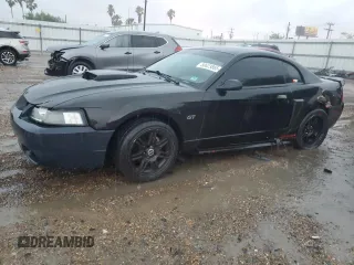 2002 Ford Mustang GT Deluxe z VIN 1FAFP42X22F136577, wystawiony jako Copart lot #50623865 z przebiegiem Nie podano mil oraz Szkody całkowita. Historia ofert i sprzedaży dostępna na DreamBid. Obrazek 1.
