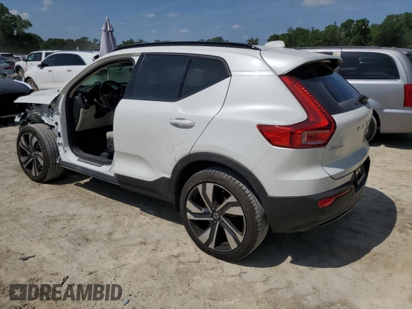 2024 Volvo XC40 Ultimate Dark Theme z VIN YV4L12UM7R2314522, wystawiony jako Copart lot #54007415 z przebiegiem 2 865 mil mil oraz Szkoda całkowita • Salvage title. Historia ofert i sprzedaży dostępna na DreamBid. Obrazek 2.