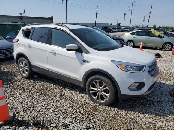 2018 Ford Escape SE z VIN 1FMCU9GD5JUD07359, wystawiony jako Copart lot #55331255 z przebiegiem 142 502 mil mil oraz Czysty tytuł • Clean title. Historia ofert i sprzedaży dostępna na DreamBid. Obrazek 4.