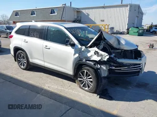 2019 Toyota Highlander SE z VIN 5TDJZRFH4KS568084, wystawiony jako IAAI lot #41996726 z przebiegiem 88 892 mil mil oraz . Historia ofert i sprzedaży dostępna na DreamBid. Obrazek 1.