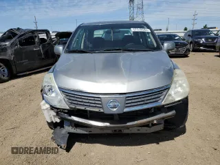 2008 Nissan Versa S z VIN 3N1BC11E08L403235, wystawiony jako Copart lot #57518585 z przebiegiem 104 335 mil mil oraz Szkoda całkowita • Salvage title. Historia ofert i sprzedaży dostępna na DreamBid. Obrazek 5.