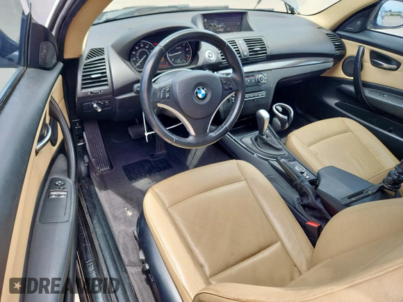 2012 BMW 1 Series 128i z VIN WBAUP7C56CVP22820, wystawiony jako Copart lot #56007435 z przebiegiem 75 161 mil mil oraz Czysty tytuł • Clean title. Historia ofert i sprzedaży dostępna na DreamBid. Obrazek 8.