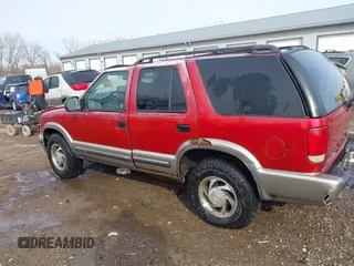 2000 Chevrolet Blazer LT z VIN 1GNDT13W2Y2163805, wystawiony jako IAAI lot #41537780 z przebiegiem 170 527 mil mil oraz . Historia ofert i sprzedaży dostępna na DreamBid. Obrazek 14.