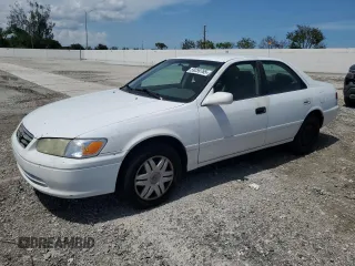 2001 Toyota Camry CE z VIN 4T1BG22KX1U795496, wystawiony jako Copart lot #59259765 z przebiegiem 87 713 mil mil oraz Czysty tytuł • Clean title. Historia ofert i sprzedaży dostępna na DreamBid. Obrazek 1.