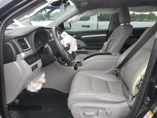2019 Toyota Highlander SE z VIN 5TDJZRFH8KS613995, wystawiony jako Copart lot #57644135 z przebiegiem 110 326 mil mil oraz Szkoda całkowita • Salvage title. Historia ofert i sprzedaży dostępna na DreamBid. Obrazek 7.
