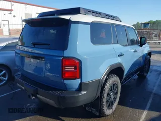2024 Toyota Land Cruiser z VIN JTEABFAJ7RK003144, wystawiony jako IAAI lot #42040885 z przebiegiem 4 749 mil mil oraz . Historia ofert i sprzedaży dostępna na DreamBid. Obrazek 4.
