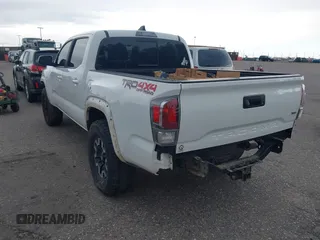 2020 Toyota Tacoma SR5 z VIN 5TFCZ5AN5LX242708, wystawiony jako IAAI lot #42356772 z przebiegiem 65 442 mil mil oraz . Historia ofert i sprzedaży dostępna na DreamBid. Obrazek 3.