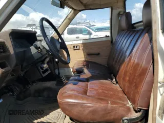 1985 Toyota Pickup z VIN JT4RN50R4F0068265, wystawiony jako Copart lot #51827965 z przebiegiem 348 047 mil mil oraz Szkoda całkowita • Salvage title. Historia ofert i sprzedaży dostępna na DreamBid. Obrazek 7.