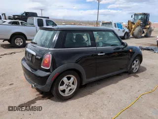 2010 MINI Hardtop z VIN WMWMF3C5XATZ25746, wystawiony jako Copart lot #51662415 z przebiegiem 139 411 mil mil oraz Szkoda całkowita • Salvage title. Historia ofert i sprzedaży dostępna na DreamBid. Obrazek 3.