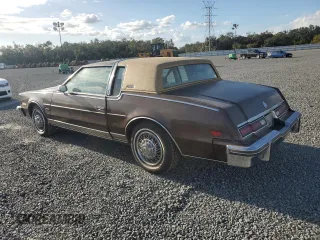1985 Oldsmobile Toronado Custom Brougham z VIN 1G3EZ57Y6FE321802, wystawiony jako Copart lot #77305454 z przebiegiem 51 559 mil mil oraz Szkody całkowita. Historia ofert i sprzedaży dostępna na DreamBid. Obrazek 2.