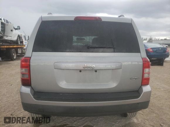 2015 Jeep Patriot High Altitude z VIN 1C4NJPFA2FD318571, wystawiony jako Copart lot #60547535 z przebiegiem 126 714 mil mil oraz Czysty tytuł • Clean title. Historia ofert i sprzedaży dostępna na DreamBid. Obrazek 6.