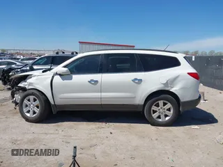 2012 Chevrolet Traverse 1LT z VIN 1GNKVGED7CJ326382, wystawiony jako IAAI lot #41858806 z przebiegiem 190 849 mil mil oraz . Historia ofert i sprzedaży dostępna na DreamBid. Obrazek 14.
