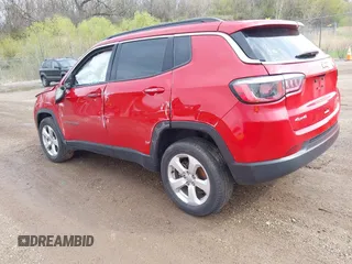 2019 Jeep Compass Latitude z VIN 3C4NJDBB6KT849953, wystawiony jako IAAI lot #42127184 z przebiegiem 47 361 mil mil oraz . Historia ofert i sprzedaży dostępna na DreamBid. Obrazek 3.