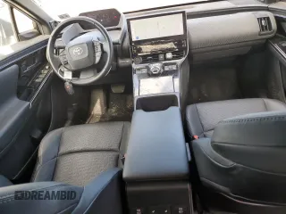 2023 Toyota bZ4X XLE z VIN JTMABABA6PA000521, wystawiony jako Copart lot #54228805 z przebiegiem 25 113 mil mil oraz Czysty tytuł • Clean title. Historia ofert i sprzedaży dostępna na DreamBid. Obrazek 8.