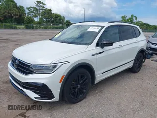 2022 Volkswagen Tiguan SE R-Line Black z VIN 3VVCB7AX8NM105497, wystawiony jako IAAI lot #42506294 z przebiegiem 29 821 mil mil oraz . Historia ofert i sprzedaży dostępna na DreamBid. Obrazek 18.