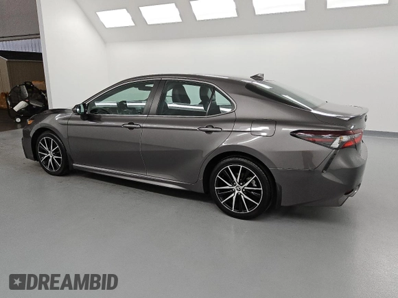 2022 Toyota Camry SE z VIN 4T1G11AK5NU686954, wystawiony jako Copart lot #59572575 z przebiegiem 115 123 mil mil oraz Czysty tytuł • Clean title. Historia ofert i sprzedaży dostępna na DreamBid. Obrazek 2.