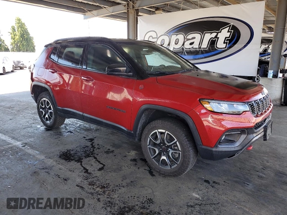 2025 Jeep Compass Trailhawk with VIN 3C4NJDDN3ST557667, listed as a Copart auction lot 65611635 with 8,984 mi miles and Clean title. Bid and sale history available at DreamBid. Image 4.