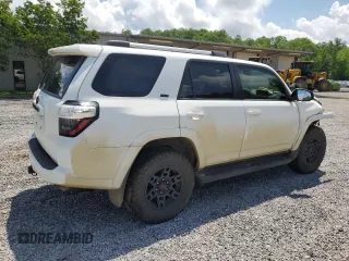 2021 Toyota 4Runner SR5 z VIN JTEMU5JRXM5915622, wystawiony jako Copart lot #56334495 z przebiegiem 109 774 mil mil oraz Szkoda całkowita • Salvage title. Historia ofert i sprzedaży dostępna na DreamBid. Obrazek 3.