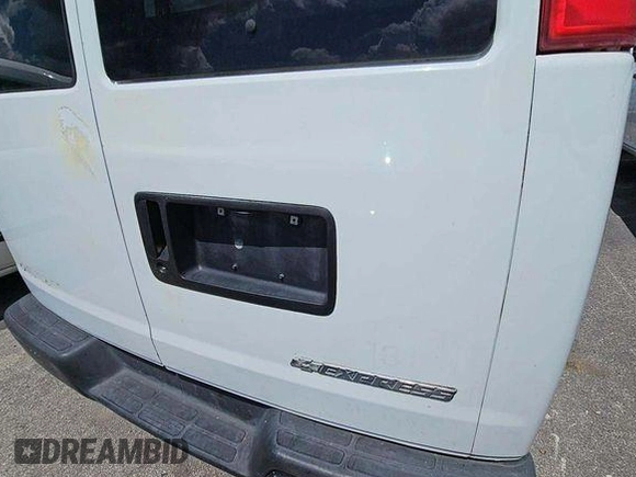 2005 Chevrolet Express Passenger with VIN 1GAHG39U151149680, listed as a IAAI auction lot 42633644 with 165,707 mi miles and . Bid and sale history available at DreamBid. Image 37.