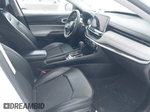 2022 Jeep Compass Latitude with VIN 3C4NJDBB0NT181278, listed as a IAAI auction lot 41502849 with 30,827 mi miles and . Bid and sale history available at DreamBid. Image 5.