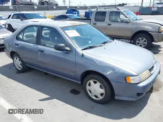 1998 Nissan Sentra XE z VIN 3N1AB41D7WL061156, wystawiony jako IAAI lot #42033685 z przebiegiem 89 613 mil mil oraz . Historia ofert i sprzedaży dostępna na DreamBid. Obrazek 1.