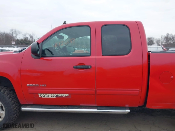 2011 GMC Sierra 2500HD SLE with VIN 1GT220CG8BZ134636, listed as a IAAI auction lot 41726133 with 147,118 mi miles. Bid and sale history available at carsss.com. Image 14.