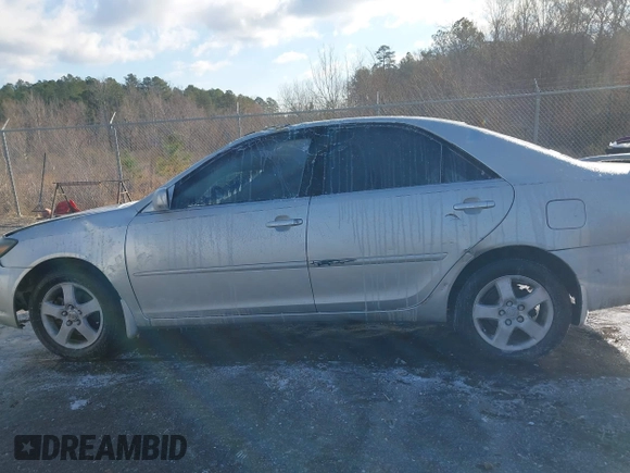 2003 Toyota Camry LE z VIN 4T1BF32K03U561492, wystawiony jako IAAI lot #41607321 z przebiegiem 171 920 mil mil oraz . Historia ofert i sprzedaży dostępna na DreamBid. Obrazek 14.