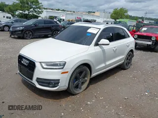 2015 Audi Q3 Premium Plus z VIN WA1EFCFS8FR001278, wystawiony jako IAAI lot #42475043 z przebiegiem 125 417 mil mil oraz . Historia ofert i sprzedaży dostępna na DreamBid. Obrazek 2.