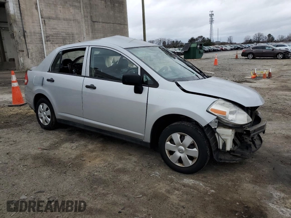 2009 Nissan Versa 1.6 z VIN 3N1CC11E49L492412, wystawiony jako Copart lot #47807175 z przebiegiem Nie podano mil oraz Szkoda całkowita • Salvage title. Historia ofert i sprzedaży dostępna na DreamBid. Obrazek 4.