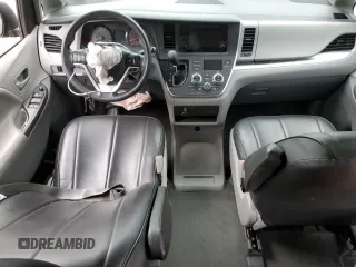 2017 Toyota Sienna L z VIN 5TDZZ3DC1HS786239, wystawiony jako Copart lot #53664265 z przebiegiem Nie podano mil oraz Szkoda całkowita • Salvage title. Historia ofert i sprzedaży dostępna na DreamBid. Obrazek 8.