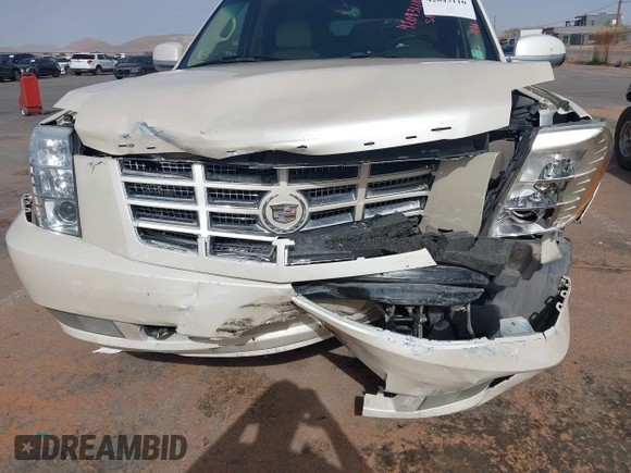 2008 Cadillac Escalade z VIN 1GYEC63828R153028, wystawiony jako IAAI lot #42043110 z przebiegiem 127 122 mil mil oraz . Historia ofert i sprzedaży dostępna na DreamBid. Obrazek 6.